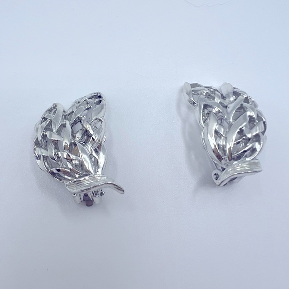 VINTAGE Silver Toned Open Work Clip On Earrings - Picture 1 of 6